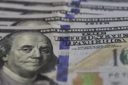 Dólar e euro encerram pregão em queda