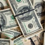 Dólar encerra última sessão em queda, a R$ 5,48