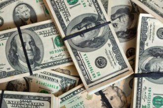 Dólar encerra última sessão em queda, a R$ 5,48