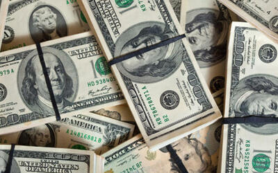 Dólar encerra última sessão em queda, a R$ 5,48