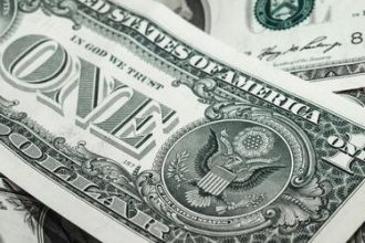 Dólar encerra pregão em alta