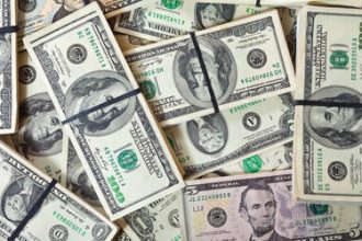Dólar encerra pregão em baixa