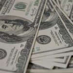 Dólar encerra pregão em queda pela quarta vez seguida