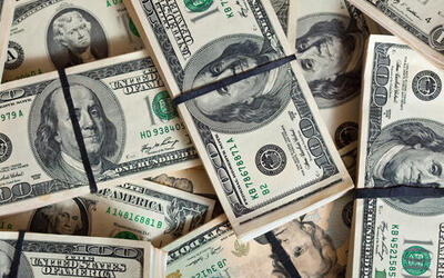 Dólar fecha última sessão em queda, a R$ 5,53, e renova cotação mínima do ano
