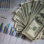 Dólar fecha último pregão em forte queda, cotado a R$ 5,49