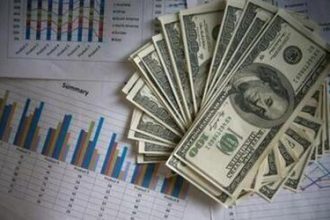Dólar fecha último pregão em forte queda, cotado a R$ 5,49