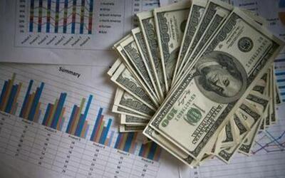 Dólar fecha último pregão em forte queda, cotado a R$ 5,49