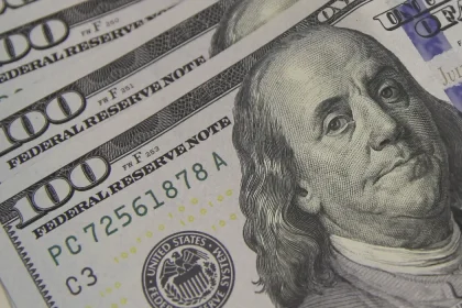 Dólar fecha praticamente estável, com leve alta de 0,04%