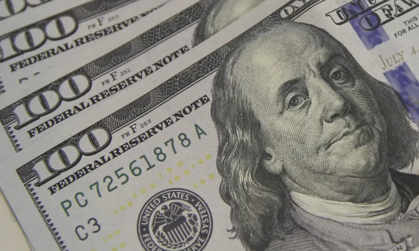 Dólar fecha praticamente estável, com leve alta de 0,04%
