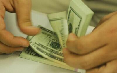 Dólar sobe com baixa liquidez e tensão institucional