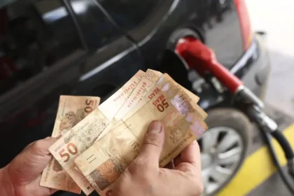 Gasolina, luz e passagens aéreas pressionam inflação em grandes cidades