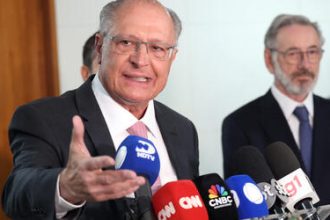 Tarifaço de Trump: Brasil pede aos EUA retomada do diálogo técnico para evitar tarifa de 50% sobre exportações