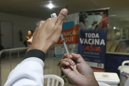 Covid-19: positividade de testes salta de 5 % para 13 % em um mês