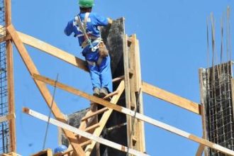 Crédito caro reduz intenção de investimento da construção ao menor nível desde 2023