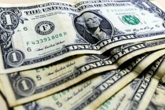 Dólar fecha em alta de 0,66% e volta a R$ 5,43