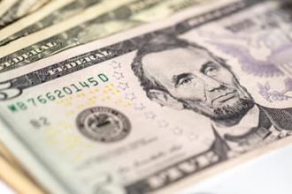 Dólar: moeda encerra última sessão em baixa, cotado a R,37