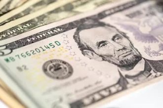 Dólar: moeda encerra o último pregão em alta