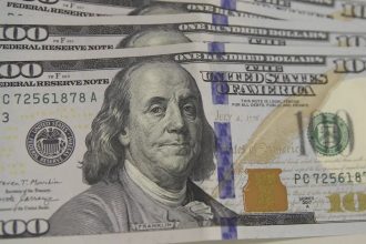 Dólar: moeda encerra o último pregão em leve alta
