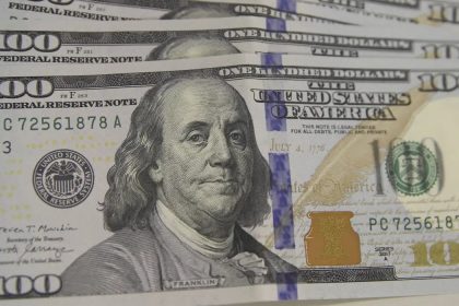 Dólar: moeda encerra o último pregão em leve alta