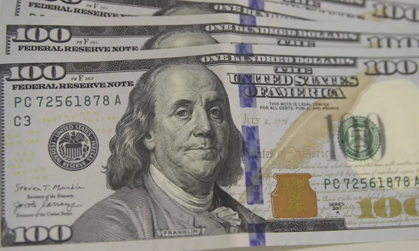 Dólar: moeda encerra o último pregão em leve alta