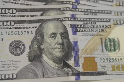 Dólar: moeda fecha em alta e acompanha valorização no exterior