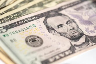 Dólar: moeda fecha último pregão em alta