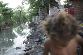 Falta de saneamento leva mais de 100 mil crianças à internação em 2024