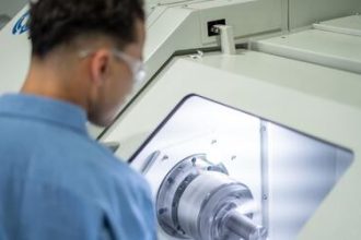 Faturamento da indústria recua 5,3% em agosto e tem quarto resultado negativo no ano, aponta CNI