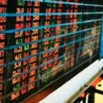 Ibovespa fecha em leve queda com tensão entre EUA e China e cautela fiscal