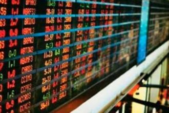 Ibovespa fecha em leve queda com tensão entre EUA e China e cautela fiscal