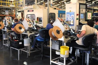 Indústria perde ritmo e deve crescer apenas 1,7% em 2025, aponta CNI