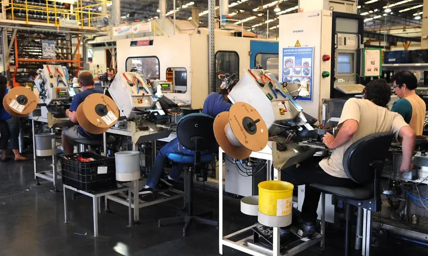 Indústria perde ritmo e deve crescer apenas 1,7% em 2025, aponta CNI