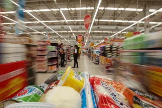 Inflação tem prévia negativa em agosto e recua para 4,95% em 12 meses