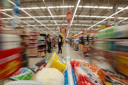 Inflação tem prévia negativa em agosto e recua para 4,95% em 12 meses