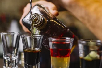 Intoxicação por metanol: Brasil registra aumento expressivo de casos