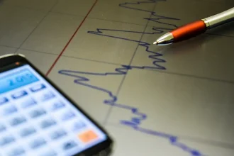 PIB: redução da projeção reflete política fiscal expansionista, afirmam economistas