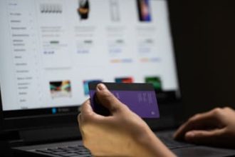 Quase 40% dos consumidores desistiram de comprar produtos importados devido à “taxa das blusinhas”, aponta pesquisa