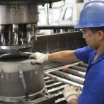 Juros altos dificultam crescimento da indústria e reduzem renda das famílias