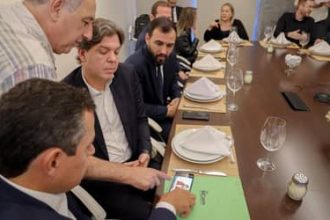 Ministro das Comunicações realiza teste de transmissão da TV 3.0 em celulares