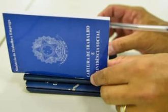 Brasileiros ainda preferem empregos com carteira assinada, aponta CNI