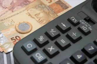 Brasil tem recorde de famílias endividadas e mais contas em atraso, revela pesquisa da CNC