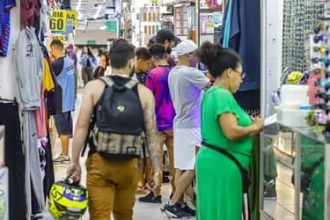 Confiança no comércio cai pelo segundo mês seguido em março, segundo FGV IBRE