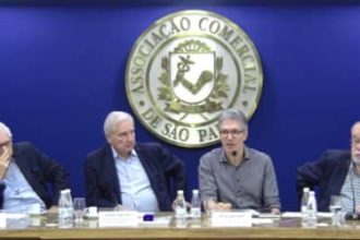 Em SP, Zema chama proposta do fim da 6×1 de populismo e reforça apoio ao voto distrital