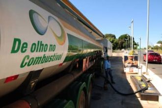 Falta de diesel interrompe serviços públicos em 142 cidades do RS