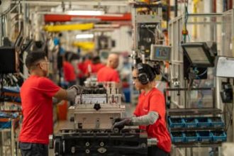 Faturamento da indústria avança 4,9% em fevereiro, aponta CNI