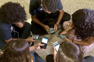 Governo regulamenta ECA Digital e proíbe rolagem infinita para crianças e adolescentes
