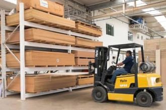 Guerra no Oriente Médio eleva preço das matérias-primas e pressiona indústria brasileira