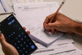 Inadimplência cresce e 42% repetem dívidas