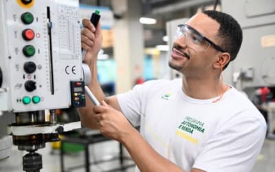 Programa oferece mais de 1,5 mil vagas gratuitas em cursos profissionalizantes