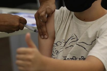 Semana de Vacinação mobiliza 104,9 mil escolas para atualizar cadernetas de crianças e jovens